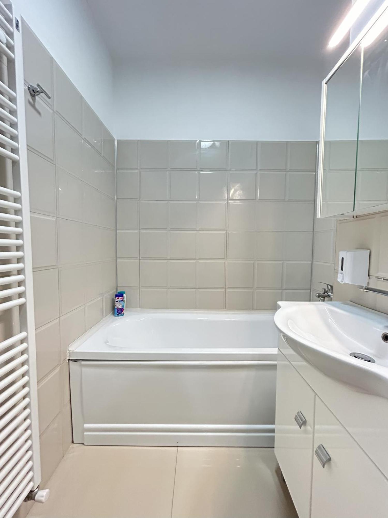 Urban Retreat With Balcony At Exigent Plaza - 06 Apartment Bukares Bagian luar foto