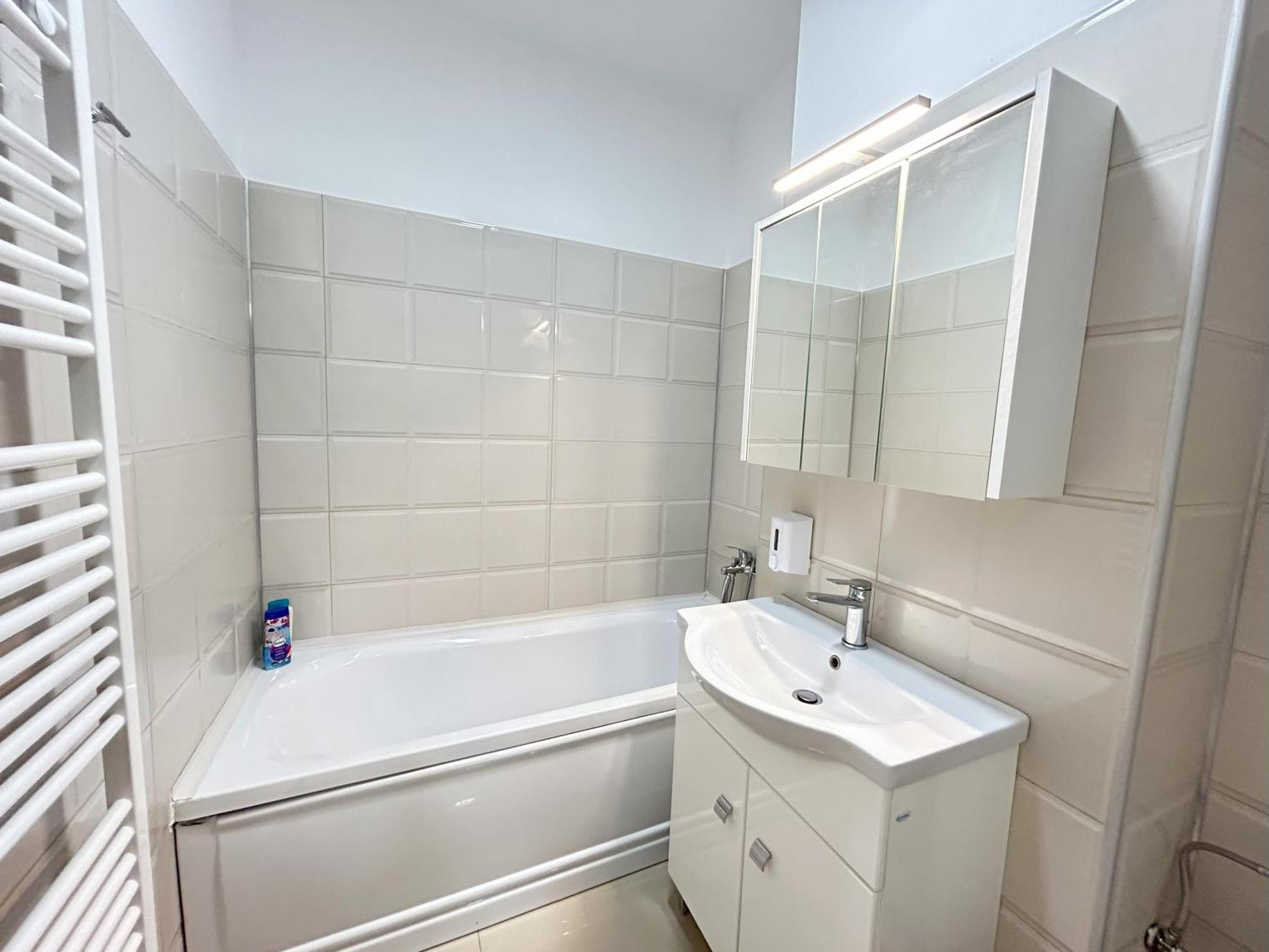 Urban Retreat With Balcony At Exigent Plaza - 06 Apartment Bukares Bagian luar foto